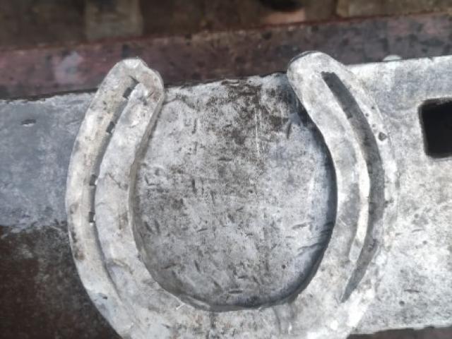 Forge d'un fer à l'envers en aluminium pour syndrome naviculaire par Marechal'Eure